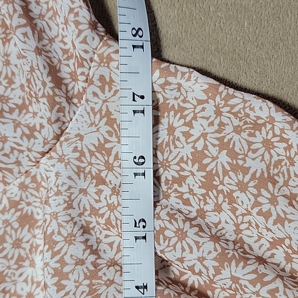 Simplee Ditsy Floral Flutter Sleeve Tie Front Romper Size Small EUC - Picture 8 of 13